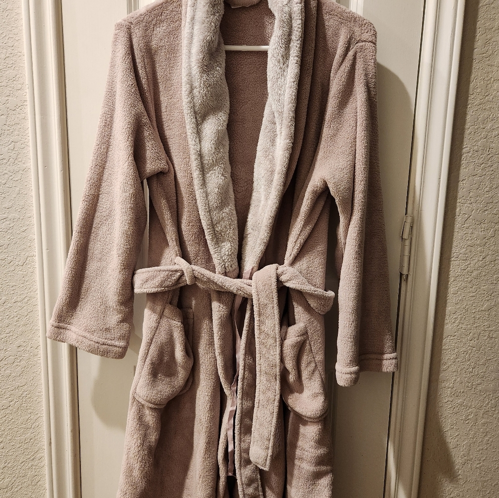Women's Ulta plush tan robe with belt. Size L/XL.
